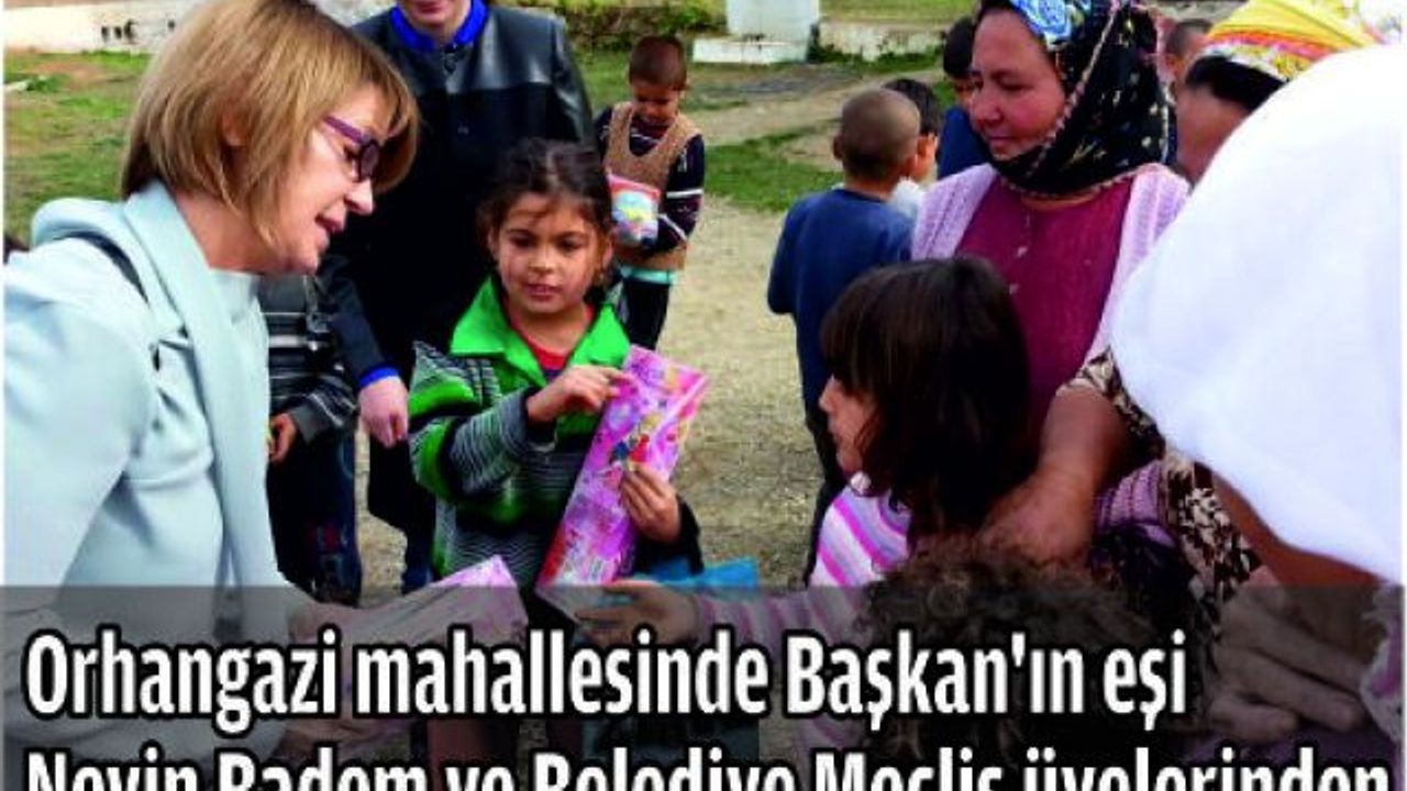 Orhangazi mahallesinde Başkan’ın eşi Nevin Badem ve Belediye Meclis üyelerinden öğrencilere hediyeler dağıtıldı