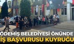 Ödemiş Belediyesi Önünde İş Başvurusu kuyruğu