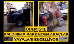 ÖDEMİŞ’TE KALDIRIMA PARK EDEN ARAÇLAR YAYALARI ENGELLİYOR