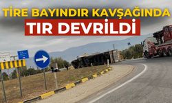 Tire Bayındır kavşağında tır devrildi