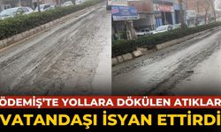 ÖDEMİŞ’TE YOLLARA DÖKÜLEN ATIKLAR VATANDAŞI İSYAN ETTİRDİ