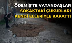 ÖDEMİŞ’TE VATANDAŞLAR SOKAKTAKİ ÇUKURLARI KENDİ ELLERİYLE KAPATTI