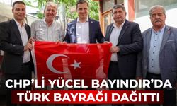 CHP’li Yücel Bayındır’da Türk Bayrağı dağıttı