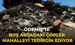 ÖDEMİŞ’TE BOŞ ARSADAKİ ÇÖPLER MAHALLEYİ TEDİRGİN EDİYOR