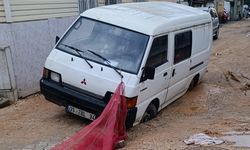 Ödemiş’te araç yola saplandı Mahalleli Tepkili “Yollar Kazılıyor, Ama Eski Haline Getirilmiyor”