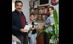 ÖDEMİŞLİ MUHTAR OFİSİNİ KÜTÜPHANEYE ÇEVİRDİ