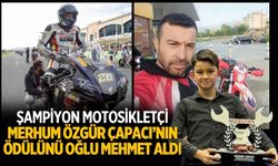 ŞAMPİYON MOTOSİKLETÇİ MERHUM ÖZGÜR ÇAPACI’NIN ÖDÜLÜNÜ OĞLU MEHMET ALDI