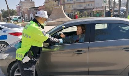 Tire'de Trafik Polisleri kadın sürücüleri durdurdu çiçek verdi