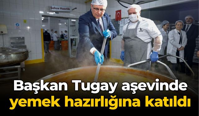 Başkan Tugay aşevinde yemek hazırlığına katıldı