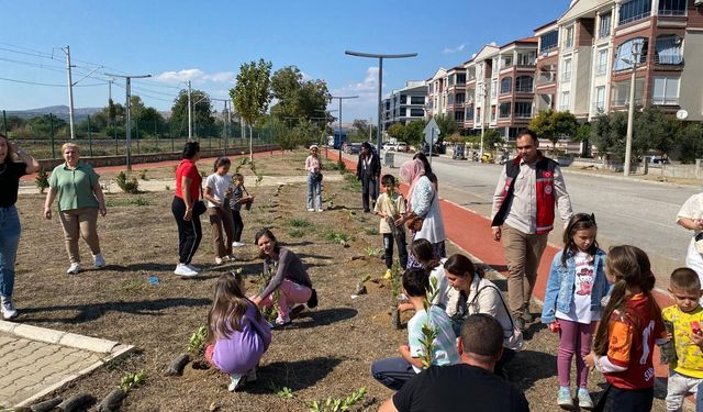 Tireli kız çocukları fidan dikti
