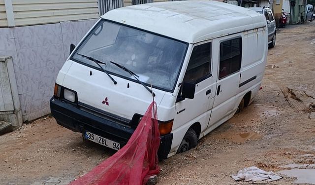 Ödemiş’te araç yola saplandı Mahalleli Tepkili “Yollar Kazılıyor, Ama Eski Haline Getirilmiyor”