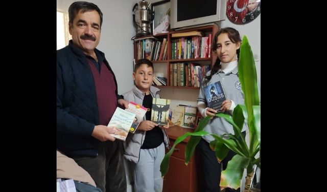 ÖDEMİŞLİ MUHTAR OFİSİNİ KÜTÜPHANEYE ÇEVİRDİ