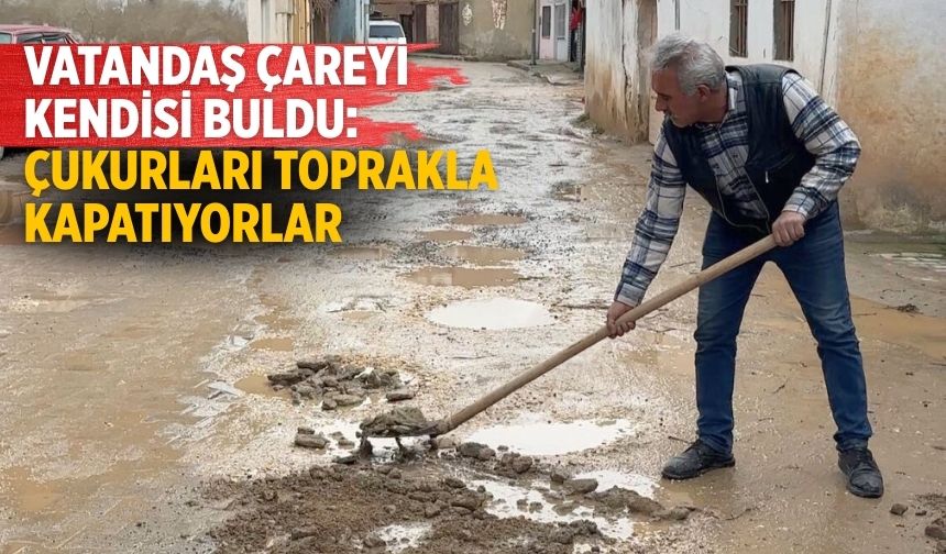 VATANDAŞ ÇAREYİ KENDİSİ BULDU: ÇUKURLARI TOPRAKLA KAPATIYORLAR